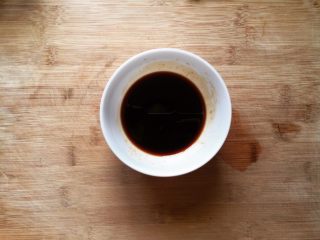 7、金针肥牛饭,准备酱汁啦!两勺(家里平时喝汤的勺就行)生抽、蚝油,两小勺糖,半小勺盐,少许料酒,搅拌均匀,待用。