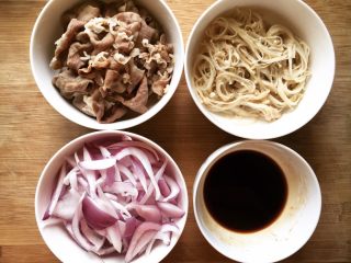 8、金针肥牛饭,齐啦!开火,倒油~