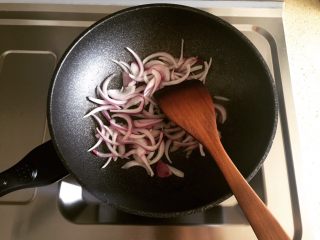 9、金针肥牛饭,先将洋葱进行翻炒。
