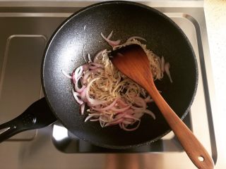 10、金针肥牛饭,变色后,倒入金针菇一起翻炒。