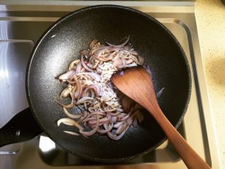 11、金针肥牛饭,倒入事先调好的酱汁。