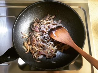 12、金针肥牛饭,最后把肥牛倒入即可。⚠️这里也注意一下,肥牛混入翻炒的时间不要太久,不然肉老,就影响口感喽。