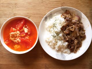 13、金针肥牛饭,完成啦(。・ω・。)饭上我撒了点欧芹碎片做点缀,没有的也可以用芝麻或者海苔碎,配上一碗番茄蛋汤,好吃到炸裂????