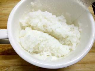 1、寿司小卷,煮好的米饭晾凉。