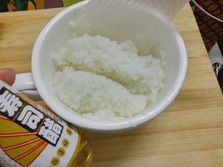 2、寿司小卷,按1:5的比例，倒入20ml的寿司醋，