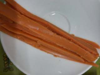 3、寿司小卷,把火腿切条备用。