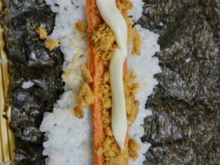 5、寿司小卷,挤上适量的沙拉酱。