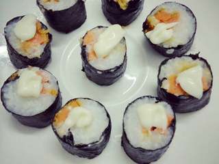 7、寿司小卷,把寿司条均匀切开，然后挤上少量的沙拉酱即可。