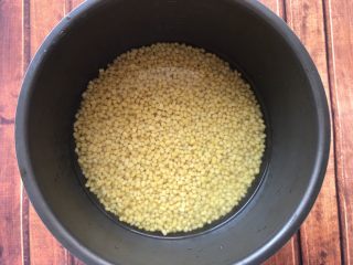 1、绿豆糕,去皮绿豆泡2小时以上，如果是蒸的或是电饭锅煮豆就要泡4小时以上，中途换2次水。