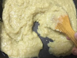 6、绿豆糕,炒到10分钟时差不多底部没有那么粘了。