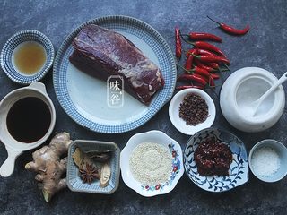 1、麻辣手撕牛肉,准备好材料；