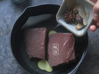 2、麻辣手撕牛肉,牛肉洗干净切去筋膜，冷水下锅，放入姜片和大料;