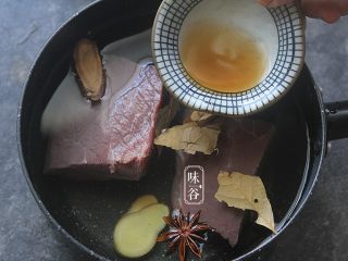 3、麻辣手撕牛肉,倒入料酒;