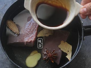 4、麻辣手撕牛肉,倒入生抽和一小匙盐，大火煮开;