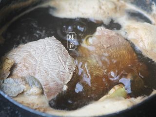 5、麻辣手撕牛肉,撇去血沫后转中小火煮20分钟，捞起晾凉;
