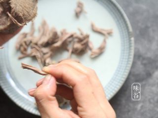 6、麻辣手撕牛肉,晾凉后把牛肉顺着纹路撕下来;