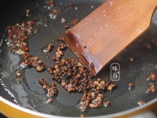8、麻辣手撕牛肉,锅内放入四大匙油，油热后倒入花椒爆香，花椒出味后捞起不要;