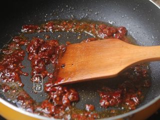 9、麻辣手撕牛肉,倒入豆瓣酱炒出红油;