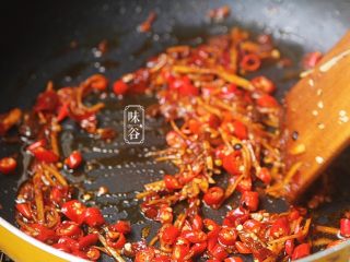 11、麻辣手撕牛肉,倒入小米椒翻炒出辣味;