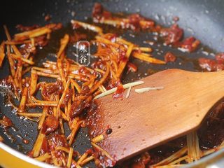 10、麻辣手撕牛肉,放入姜丝煸炒至姜丝稍微干水卷起;