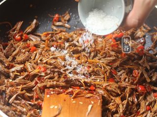 13、麻辣手撕牛肉,最后放点糖；