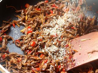 14、麻辣手撕牛肉,洒上芝麻翻炒片刻即可;