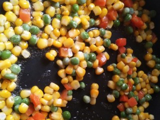 2、迷彩饭团,热锅热油，胡萝卜炒至断生，放入玉米粒豌豆快速翻炒一会加盐调味出锅