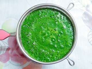 4、花样蒸饺系列（1）,在一个碗上放个过滤网，把菠菜渣过滤掉，留下汁备用！