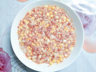 12、花样蒸饺系列（1）,再把玉米粒和前腿肉泥混合到一起，加入调味料顺着一个方向搅拌均匀！