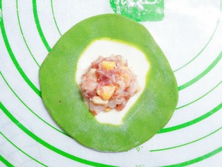 18、花样蒸饺系列（1）,用擀面杖擀圆，不要擀的太薄，不好造型！在面皮中间放上玉米肉馅！