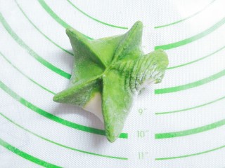 20、花样蒸饺系列（1）,用大拇指从一角的侧面开始，慢慢的推，然后再把另一个角粘到一起！以此类推！因为没人拍照，自己边做边拍，只能拍到这么个过程了，其他的只能靠大家自己去理解了！