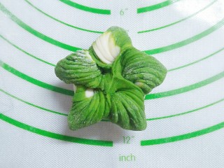 21、花样蒸饺系列（1）,这就是最后撵好的绿色花朵形状！