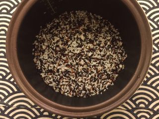 2、早餐物语|中国版寿司——粢饭团,黑米、血糯米、糯米按照1:1:1的比例放入电饭煲,水比平时煮饭少一点点,硬一点的才好吃!