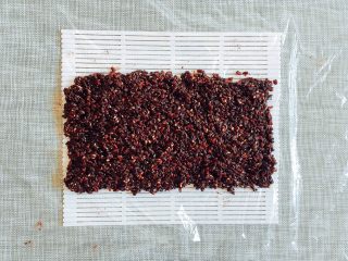 5、早餐物语|中国版寿司——粢饭团,之后把拌好的糯米饭厚厚地铺满保鲜膜;