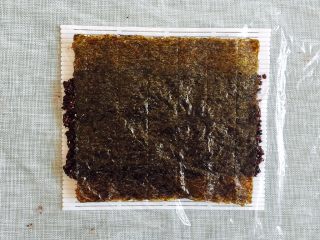 6、早餐物语|中国版寿司——粢饭团,然后在糯米饭上面铺一张海苔;