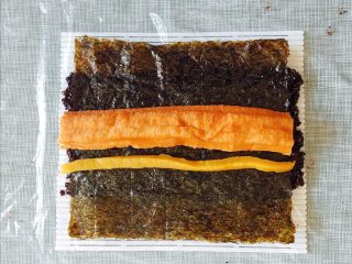 7、早餐物语|中国版寿司——粢饭团, 将油条和萝卜条放在海苔上;