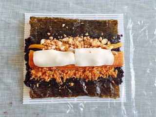 8、早餐物语|中国版寿司——粢饭团,再将肉松、麦片和咸蛋黄均匀地铺在海苔上,并在油条上放一片芝士;