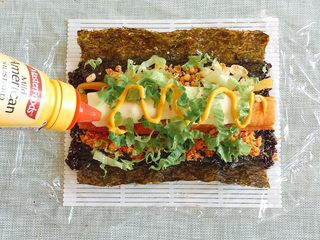 9、早餐物语|中国版寿司——粢饭团, 撒上生菜碎,涂上适量沙拉酱;