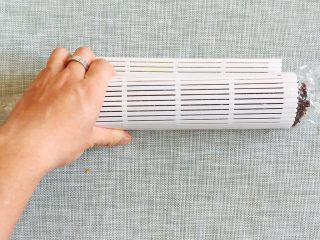 10、早餐物语|中国版寿司——粢饭团,从一边将卷帘提起往中间卷,用力团成圆柱形;