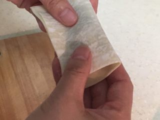 4、水饺,对折，并将饺皮边缘轻轻压合。