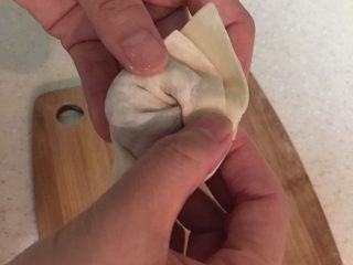 7、水饺,饺皮两端粘合压紧，完～成～啦～