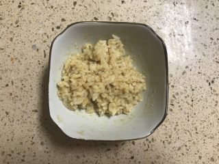 1、小熊寿司,去3分之一的米饭加一勺酱油拌匀。
