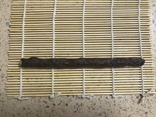 3、小熊寿司,卷起，多余的紫菜裁掉。