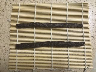 4、小熊寿司,再卷一个一样大小的。