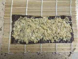 5、小熊寿司,剩下的紫菜上面铺满剩下的酱油。