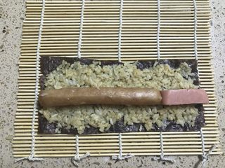 6、小熊寿司,上面放上香肠。