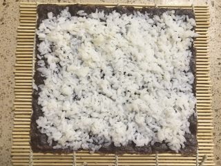 8、小熊寿司,再取一大片紫菜上面铺满白米饭。