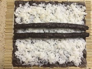 9、小熊寿司,如图摆上刚才的小紫菜条。