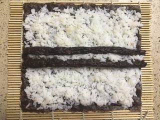 10、小熊寿司,两个小卷中间填满米饭。