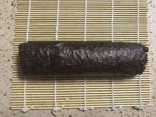 12、小熊寿司,卷起固定10分钟。